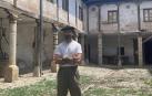 Fernando Ruiz de Ojeda Silva en el patio del palacio de Elío que ha empezado a limpiar.