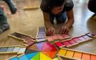 Una niña juega con colores en el colegio público San Benito de Madrid, que ha incorporado el método Montessori a la educación infantil