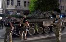 Militares del grupo Wagner Group se preparan para salir del centro de Rostov junto a un o de sus tanques
