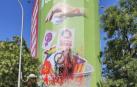 Futuro Vegetal mancha con pintura la lona de Vox en la que tiran a la basura la bandera LGTBI y otros colectivos