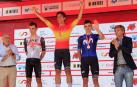 El ciclista Oier Lazkano (c), en el podio como vencedor en la prueba en línea Élite UCI-Élite masculina del Campeonato de España, junto a Juan Ayuso (i), segundo, y Alex Aramburu (d) tercero, este domingo en San Lorenzo de El Escorial