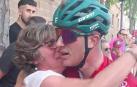 Unai Aznar abraza a su madre Silvia Vijuesca en la meta