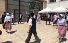 Actuación del grupo de danzas Muga en el patio de Villa Javier durante las Fiestas de San Pedro del pasado año