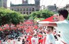 La Plaza del Castillo, escenario del nuevo cohete virtual. Una gran televisión que se ha colado en fiestas en el cuarto de estar de los pamploneses. Más espacio y algo menos de agitación son los principales atractivos del nuevo punto de encuentro para comenzar la alegrla sanferminera