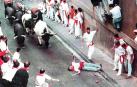 HERIDO GRAVE POR UN MANSO. El corredor galés de 40 años Rob Jones. tendido en Santo Domingo tras ser arrollado por un manso que se estrené en el encierro