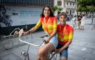 Los ciclistas Idoia Eraso y Unai Aznar, campeones de España, posan con sus maillot y sus medallas en el conjunto escultórico ‘Diez bicicletas’