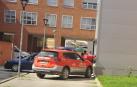 La Policía Foral, junto a la vivienda donde se produjeron los hechos el año pasado