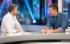 Pablo Motos (izda.), durante su entrevista a Pedro Sánchez en 'El Hormiguero'