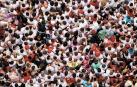 Decenas de personas disfrutando del arranque de las fiestas, el 6 de julio de 2022