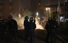 La policía antidisturbios se enfrenta a manifestantes en Nanterre, cerca de París, Francia