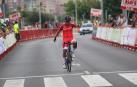 La ciclista navarra Paula Ostiz entra en solitario en la meta de la prueba en ruta de Cartagena (Murcia)