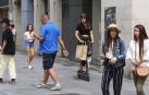 Una mujer circulando correctamente por la avenida de Carlos III de Pamplona