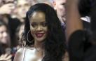 La cantante Rihanna luce un pendiente de aro