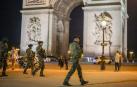 Soldados franceses vigilan mientras aseguran el área cerca del Arco del Triunfo, la pasada noche en París para evitar las protestas