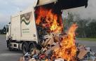 Imagen del camión de recogida de residuos urbanos que ha ardido en el aparcamiento del polideportivo de la UPNA