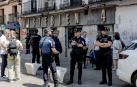 Varios agentes de Policía Nacional y Policía Local en el exterior de la tienda de ropa de trabajo 'Vistebien', donde fue apuñalad la dueña del establecimiento, en la plaza de Tirso de Molina