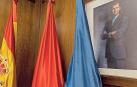 Rincón del salón de plenos de Estella, con las banderas y el retrato del rey