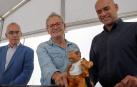El director de la Semana Negra de Gijón, Ángel de la Calle (c) exhibe el "Rufo", la estatuilla que se entrega a los ganadores del certamen literario, que este año reproduce la figura del fundador del festival, el escritor hispano mexicano Pacho Ignacio Taibo II