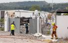 Agentes de la Guardia Civil inspeccionan el lugar de la explosión en la Pirotecnia del Mediterráneo, en Vilamarxant (Valencia)