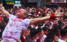 Brazos en cruz de un mozo en la plaza del Ayuntamiento en los minutos previos al chupinazo de estos Sanfermines de 2023