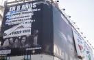 Nueva lona desplegada por el Movimiento de Vivienda de Madrid encima del cartel de Desokupa