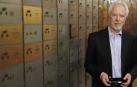 El escritor y premio Nobel J.M. Coetzee posa junto a su caja de seguridad, en el marco del depósito de su legado en la Caja de las Letras del Instituto Cervantes