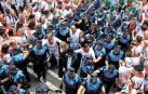 Una veintena de agentes de Policía Municipal protegen en una ‘cápsula’ a Cristina Ibarrola, María Caballero y Carlos Salvador, de UPN