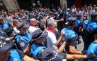 La alcaldesa de Pamplona, Cristina Ibarrola, en el paso de la procesión por Curia