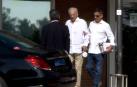 Mario Vargas Llosa, a su salida del hospital Ruber Internacional tras recibir el alta, acompañado por su hijo Gonzalo