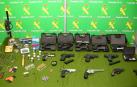Además de las armas, en los registros también se ha incautado munición, precursores químicos susceptibles de ser utilizados como explosivos, detonadores, silenciadores o maquinaria para manipular y transformar las armas