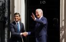 Rishi Sunak (izquierda) y Joe Biden se saludan en el 10 de Downing Street