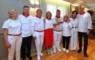 El humorista Carlos Latre, junto a la alcaldesa de Pamplona, Cristina Ibarrola, y la familia Idoate tras el reconocimiento