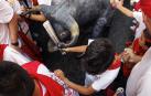 Un grupo de niños corre por delante de un toro de cartón en la Cuesta de Santo Domingo, Pamplona, durante el encierro 'txiki' que se ha celebrado este martes a mediodía y en el que, al tratar de ser lo más real posible al encierro grande, también se canta al santo y se disparan cohetes desde el corral para avisar de la salida de la manada compuesta por seis toros y tres bueyes sobre ruedas.