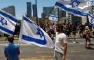 Participantes en una protesta desarrollada en Tel Aviv