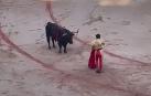 Estocada de Morante de la Puebla al primer toro de la corrida del 11 de julio