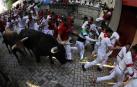 Fugaz entrada de los toros en la plaza grabada por un fotógrafo desde el vallado