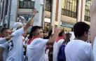 Varias de las personas que gritan durante una de las conexiones de Adrián Arnau