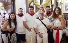 Desde la izquierda:Ruth González Pérez, Ekaitz Pino Iglesias, Santiago Guillermo Salas (jefe de ventas de la firma Heineken en Navarra y Guipúzcoa), Luis Martínez Martínez (detrás), José Antonio León Burgui, Rafa Rojas Esquíroz y Sara Urdiciáin Trujillo.