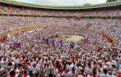La Monumental de Pamplona, invadida por los mozos tras la última corrida de la Feria del Toro 2023