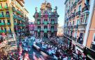 La instantánea de la Plaza Consistorial registra la imagen distorsionada de la manada por efecto óptico de la velocidad