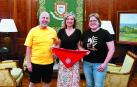 Josu Santxez, expresidente de la Federación de Peñas, con la alcaldesa Cristina Ibarrola y Marta Aparicio, el 4 de julio