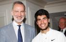El rey Felipe VI (i) posa para los fotógrafos junto al tenista Carlos Alcaraz (d) tras proclamarse campeón del torneo de Wimbledon