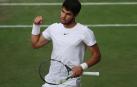 Alcaraz celebra un tanto ante Djokovic en la final de Wimbledon