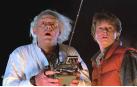 Los actores Christopher Lloyd, como el científico Doc, y Michael J. Fox, como el joven Marty McFly, en la película Regreso al futuro