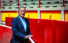 José María Marco, presidente de la Comisión Taurina de la Casa de Misericordia, posa subido al estribo de la barrera de la plaza de toros de Pamplona
