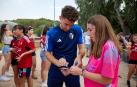 Kike Barja firma autógrafos en el amistoso del pasado martes en Lerín