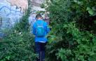 Para poder llegar a una de las puertas de acceso hay que atravesar un sendero cubierto de maleza
