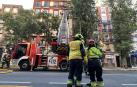 Efectivos de bomberos en el incendio de un vivienda de Chamberí
