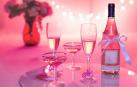 Copas y una botella de de vino rosado