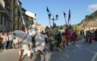 Caballeros medievales desfilan por una de las calles de Estella durante la celebración de la Semana Medieval